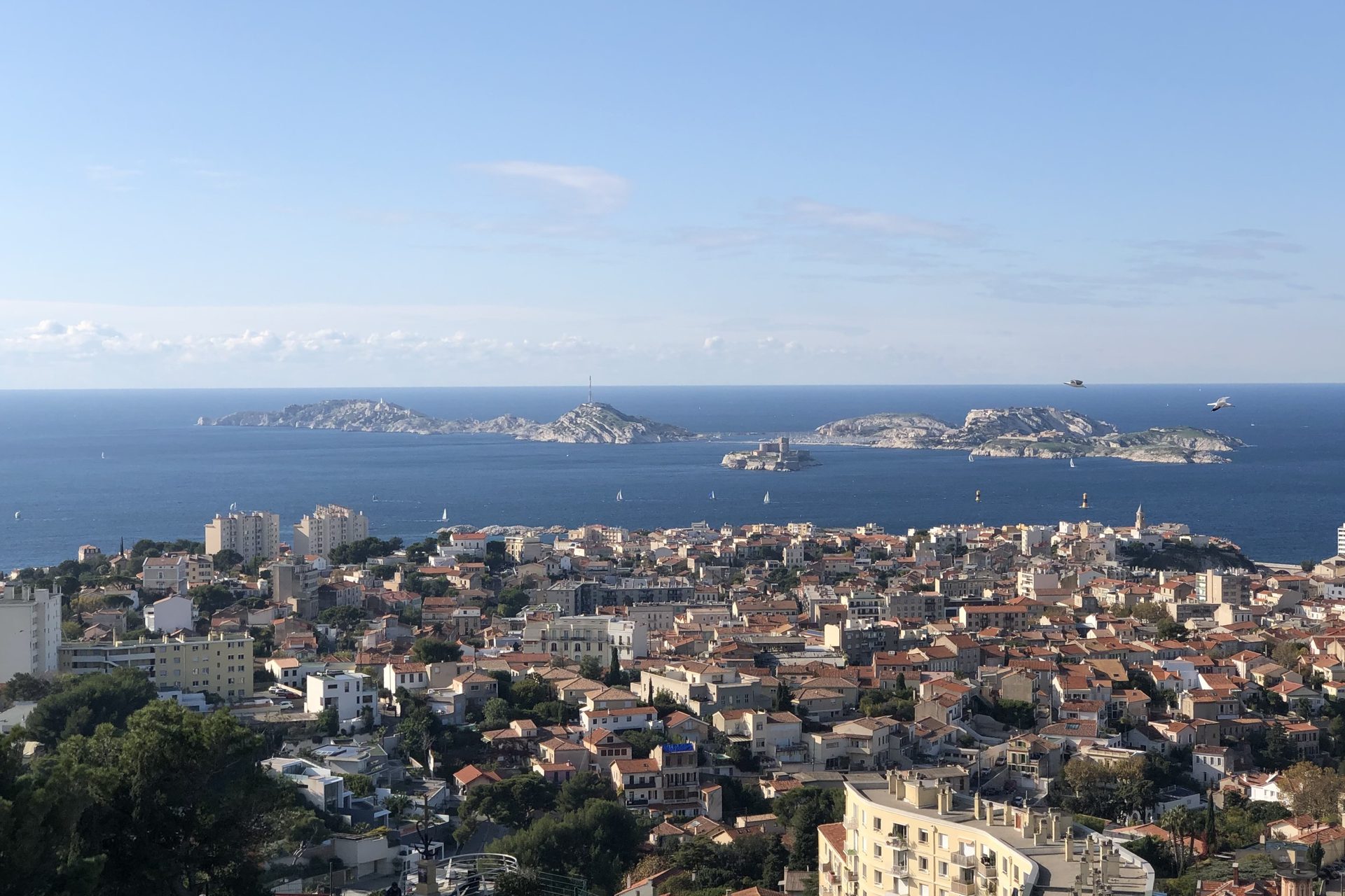 Les îles du Frioul et la rade de Marseille vues des hauteurs de la ville, au-dessus des toits