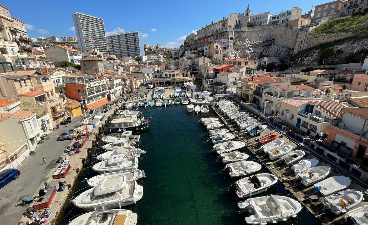 Le Vallon des Auffes à Marseille, petit port bordé de maisons